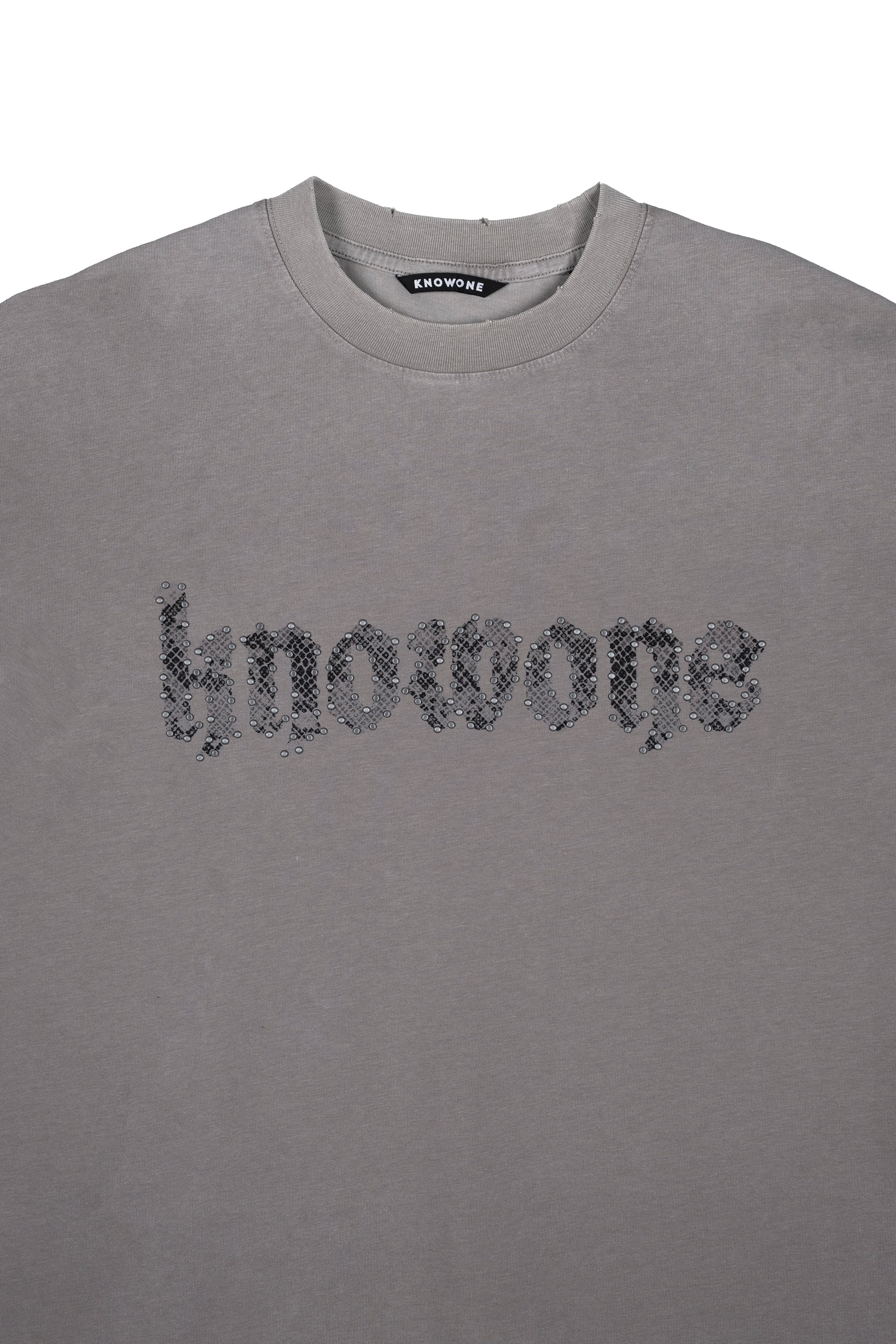 KNOWONE SNAKE PRINT RIVET TEE CEMENT