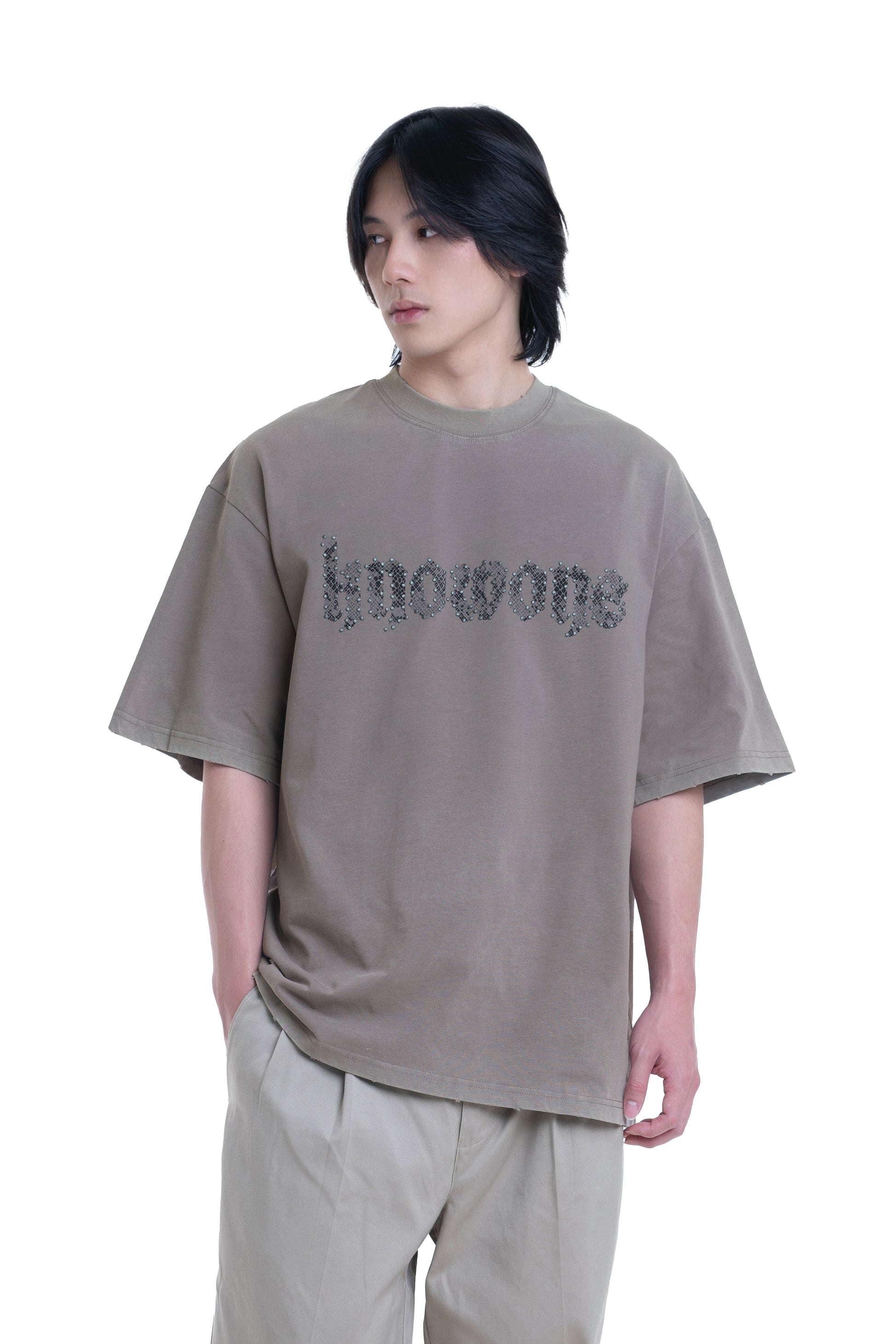 KNOWONE SNAKE PRINT RIVET TEE CEMENT